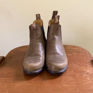 Great condition! Lightly worn style 1672 size 71/2 color antique taupe